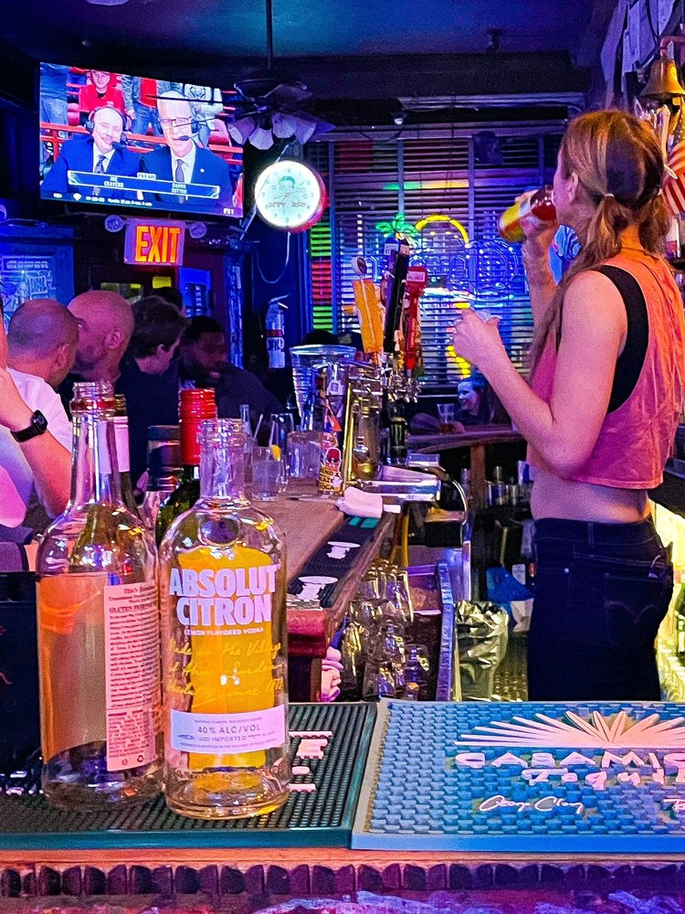 7B Horseshoe Bar aka Vazacs