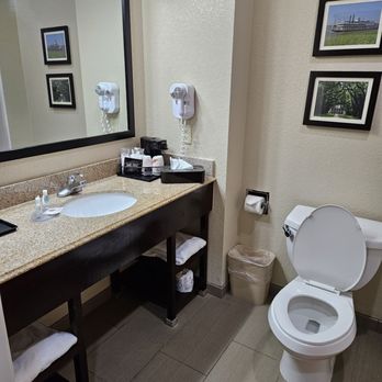 Comfort Inn & Suites Covington - Mandeville - Bathroom view - Hotels Near Me - Covington, Louisiana