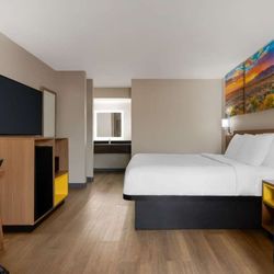Days Inn by Wyndham Covington - Guest room