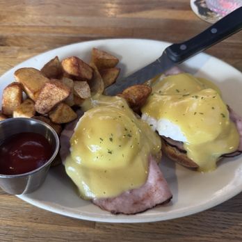 The Pumphouse Bar & Grill - Classic Benny with ham and country style potatoes - American Near Me - Bellevue, Washington