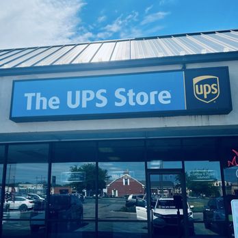 The UPS Store - This location is in a strip mall that includes food options, so could choose to grab a bite after running an errand! - Shipping Centers Near Me - Toledo, Ohio