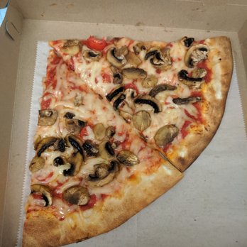 Artistic Pizza - Vegan slice with mushrooms and some fresh tomatoes. So good! - Pizza Near Me - New York, New York Artistic Pizza - Vegan slice with mushrooms and some fresh tomatoes. So good! - Pizza Near Me - New York, New York