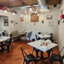 Miss B’s Bistro - Fun, very clean dining area!