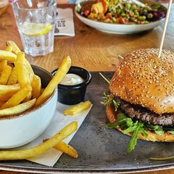 Bolero - Queso Azul Burger - Birnenchutney, Blauschimmelkäse, Walnüsse, karamellisiertes Zwiebel Chutney, Birnenscheiben