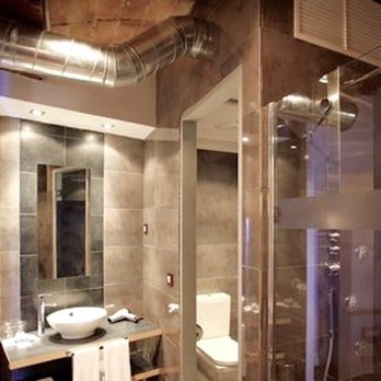 Petit Palace Santa Barbara - Updated bathroom fixtures and quaint brick on the ceiling in our room's bath. - Hotels Near Me - Madrid, M