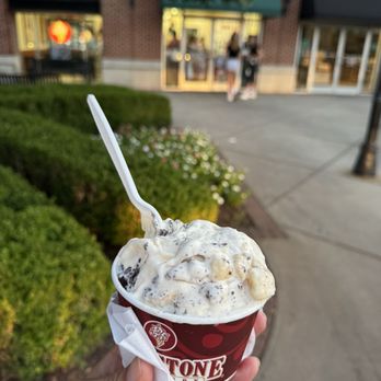 Cold Stone Creamery - French Vanilla Ice Cream with Brownie and Banana - Ice Cream & Frozen Yogurt Near Me - Greenville, South Carolina Cold Stone Creamery - French Vanilla Ice Cream with Brownie and Banana - Ice Cream & Frozen Yogurt Near Me - Greenville, South Carolina