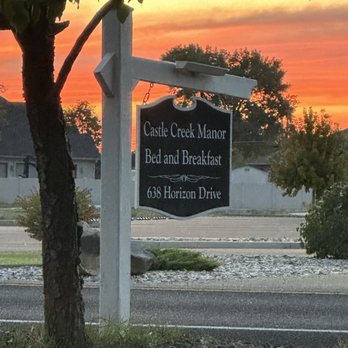 Castle Creek Manor Bed and Breakfast - Sunset - Bed & Breakfast Near Me - Grand Junction, Colorado Castle Creek Manor Bed and Breakfast - Sunset - Bed & Breakfast Near Me - Grand Junction, Colorado