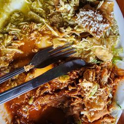 El Yogurt Place - Estoy son los chilaquiles más aguados que he probado, la verdad nada buenos, además de que le ponen lechuga y los hace más húmedos.