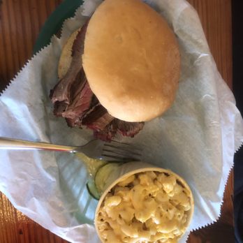 The Joint - Brisket sandwich with mac & cheese - Barbeque Near Me - New Orleans, Louisiana The Joint - Brisket sandwich with mac & cheese - Barbeque Near Me - New Orleans, Louisiana