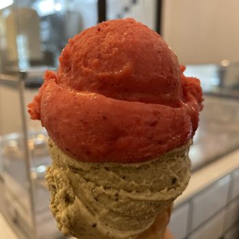 Parallelo - Local Strawberries and Vegan Local Pistachio - Ice Cream & Frozen Yogurt Near Me - Barcelona, B Parallelo - Local Strawberries and Vegan Local Pistachio - Ice Cream & Frozen Yogurt Near Me - Barcelona, B
