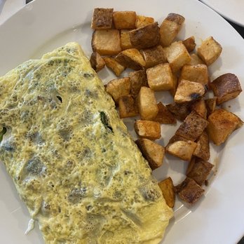 Dante's Kitchen - Create your own omelette with home fries - New American Near Me - East Greenwich, Rhode Island