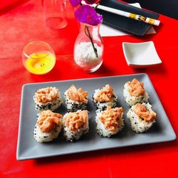 Sushi Passion - Uramaki Spicy Salmon (salmone e avocado con salsa piccante)