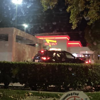 In-N-Out Burger - Long drive thru line - Burgers Near Me - Van Nuys, California In-N-Out Burger - Long drive thru line - Burgers Near Me - Van Nuys, California