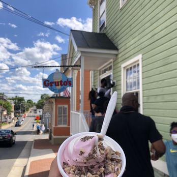 Gruto's Soft Serve - Black rasberry/vanilla swirl - Ice Cream & Frozen Yogurt Near Me - Leesburg, Virginia Gruto's Soft Serve - Black rasberry/vanilla swirl - Ice Cream & Frozen Yogurt Near Me - Leesburg, Virginia
