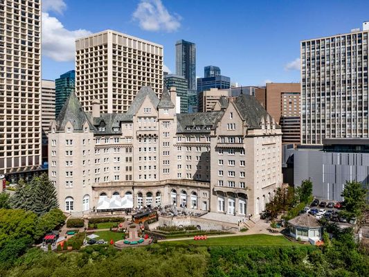 Fairmont Hotel Macdonald by null