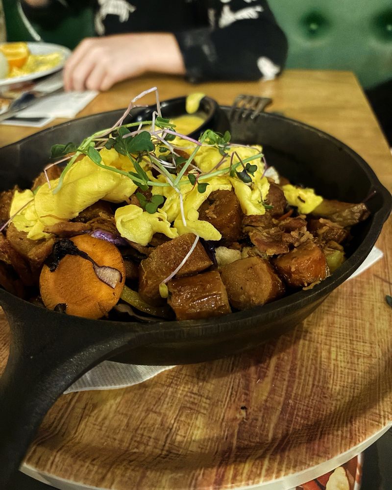 AU PETIT CHALET Updated August 2024 680 Grande Allée E, Québec