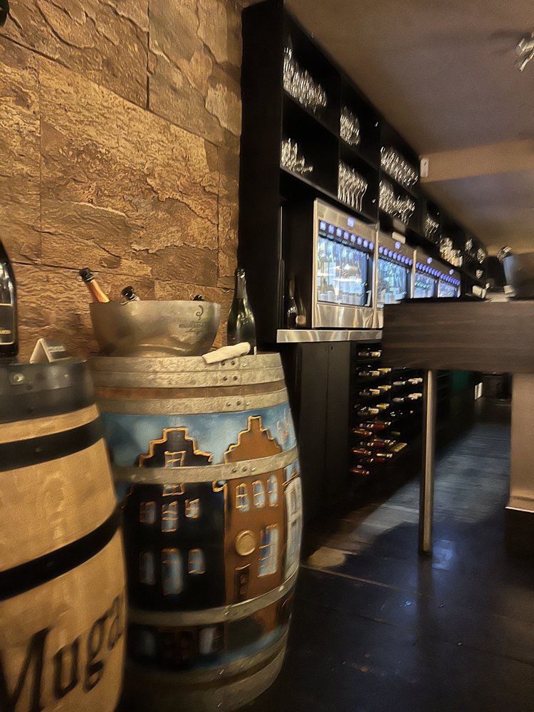 Bubbles & Wines Wine & Champagnebar