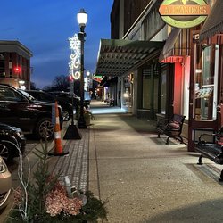 Alexander's On the Square - Right on the historic Noblesville Square
