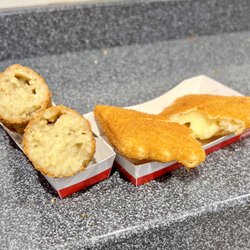 Febo - Kipkroket (chicken croquet) / Kaadsouffle (cheese puff)