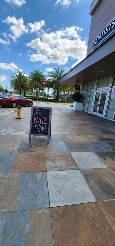 Paradise Nails and Spa Logo
