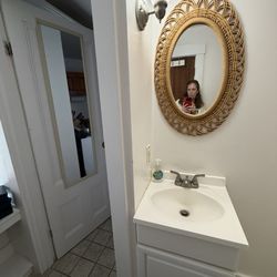 Shining Sails - Bathroom sink and mirror