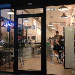 Chill-N Ice Cream Aventura - Front door