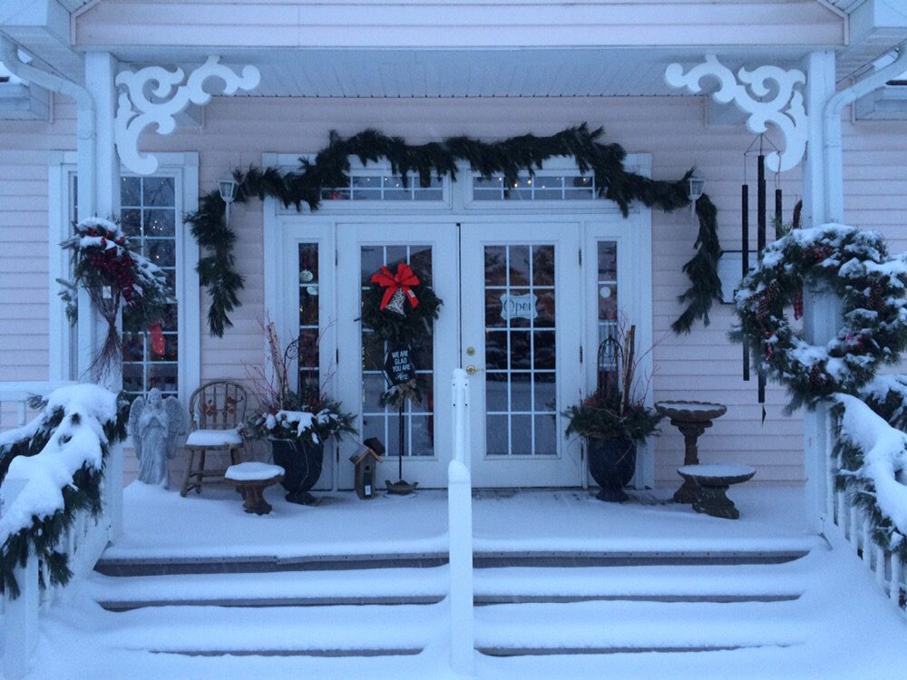 LOLA’S FLOWER GARDEN Updated October 2024 13 Photos 422 E Main St