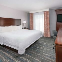 Hampton Inn & Suites Orlando Airport @ Gateway Village - Guest room