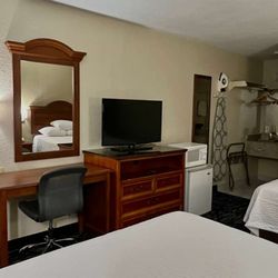 Super 8 by Wyndham Troy - Guest room