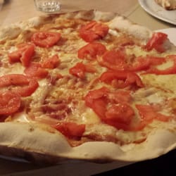 Papillon - Pizza papaveri e papere, con pomodoro fresco, scamorza e pancetta.