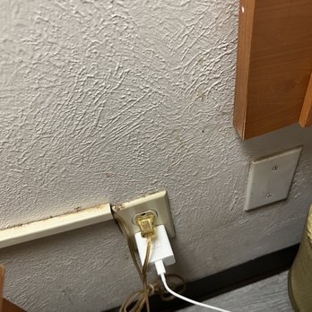 La Quinta Inn by Wyndham Abilene - Dirty wall between beds. - Hotels Near Me - Abilene, Texas