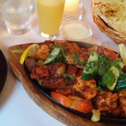 Royal Agra Palace - Mixet grill med naan og raita. Mango lassie og vand til.