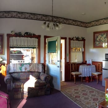 Diamond M Ranch Resort - Adorable living room with working fireplace. And they provide plenty of logs! - RV Parks Near Me - Kenai, Alaska Diamond M Ranch Resort - Adorable living room with working fireplace. And they provide plenty of logs! - RV Parks Near Me - Kenai, Alaska