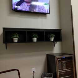 Paramount Medical Imaging - Water and TV in waiting room