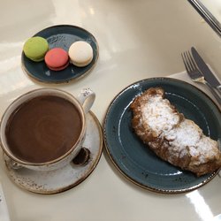 Millefleur Café Bistró - Hot chocolate, macaroons and almond croissant