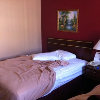 The Monarch Inn - a queen bed - Hotels Near Me - Mariposa, California