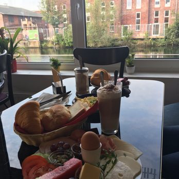 Kaffeeliebe - Großes und Süßes Frühstück mit Blick auf den Kanal - Cafes Near Me - Hamburg, HH