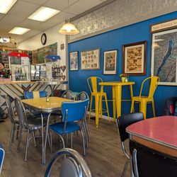 Caruso’s Cafe - Interior decor and seating