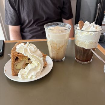 Winkel 43 - Apple Pie, Chai Tea, Irish Coffee - Desserts Near Me - Amsterdam, New Hampshire
