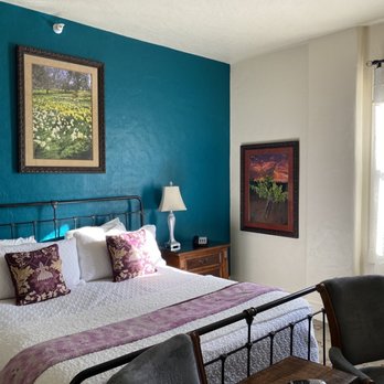 Hotel Sutter - We love the 'daffodil hill' pic as it's 1 of our fav. spots!! - Hotels Near Me - Sutter Creek, California