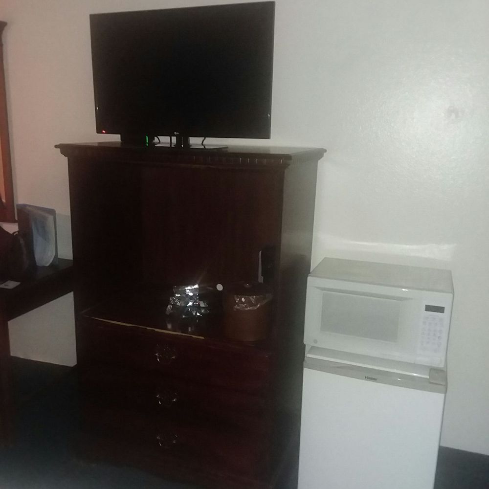 Rodeway Inn - Makeshift furniture - Hotels Near Me - Enumclaw, Washington Rodeway Inn - Makeshift furniture - Hotels Near Me - Enumclaw, Washington