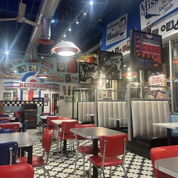 Portillo's - In door eating area - Hot Dogs Near Me - Springfield, Illinois