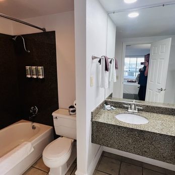 Best Western Pier Point Inn - Bathroom, nicely sized - Hotels Near Me - Florence, Oregon Best Western Pier Point Inn - Bathroom, nicely sized - Hotels Near Me - Florence, Oregon