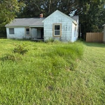 Exstream Roofing - Paid for new windows throughout. Notice mismatched old windows on left side of house. Repairs were to be made on exterior and home painted. - Roofing Near Me - Grand Bay, Alabama