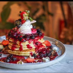 EatMyTrip Brunch & Bakery Barcelona - Berry pancakes.. yes the food comes out just like the picture