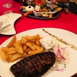 Abelos - Bifteki mit hausgemachten Pommes
