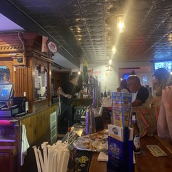 Dino's Bar and Grill - Nice bar