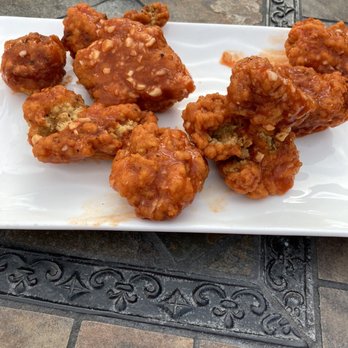 Four Blooms - Hot garlic boneless wings - New American Near Me - Drums, Pennsylvania