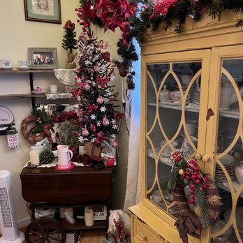 Tea with Kip - Fun tea-themed decor - Tea Rooms Near Me - Midlothian, Virginia