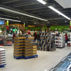REWE Center - Kassenbereich und im Hintergrund der neu gestaltete Obst- und Gemüsebereich